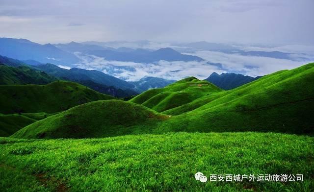 凌晨金店大门敞开，展柜放满金饰却空无一人，幸好……看看吧